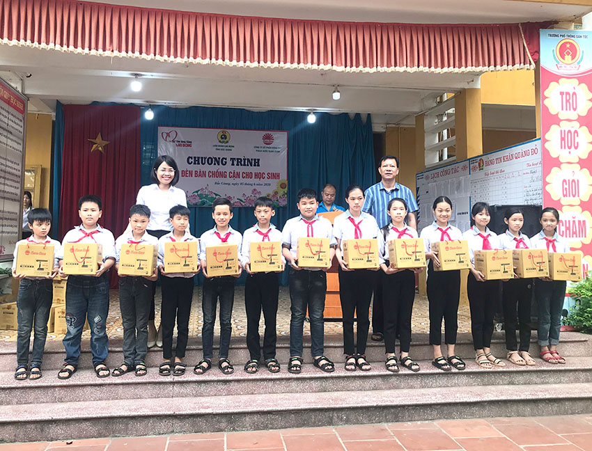 Trao tặng 600 đèn bàn bảo vệ thị lực cho học sinh tại tỉnh Bắc Giang
